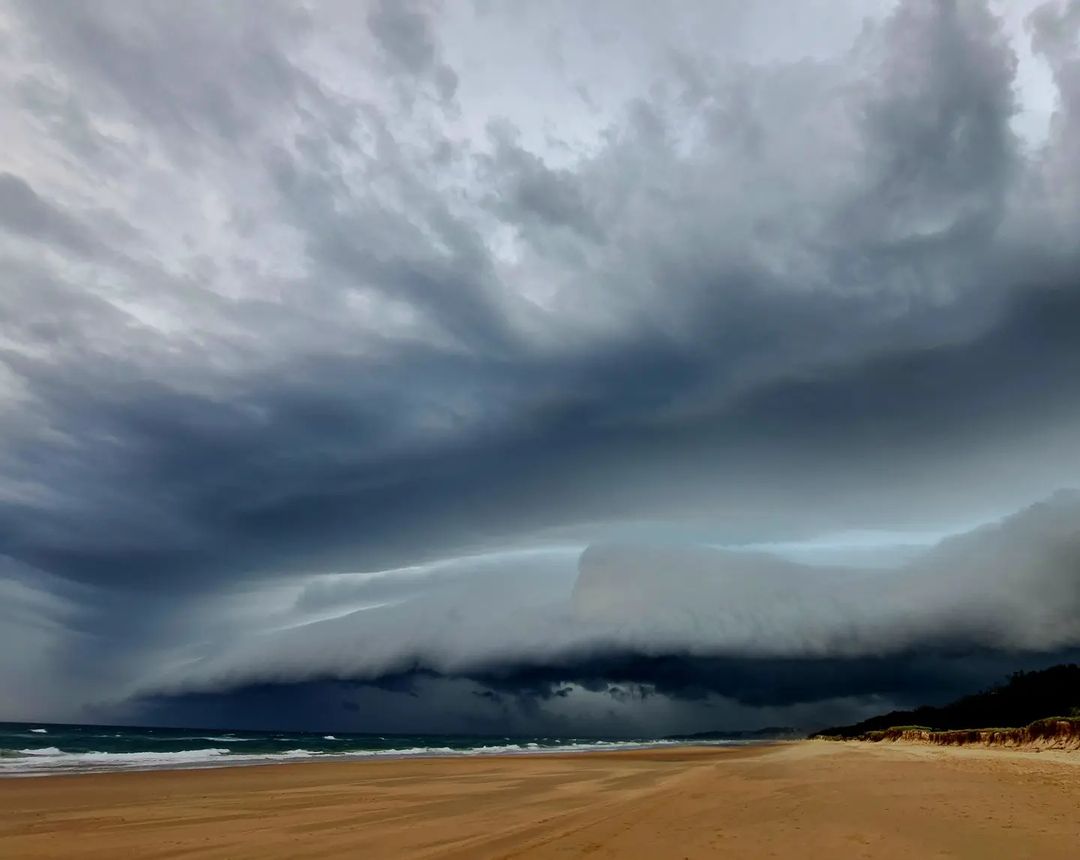 What is a shelf cloud?